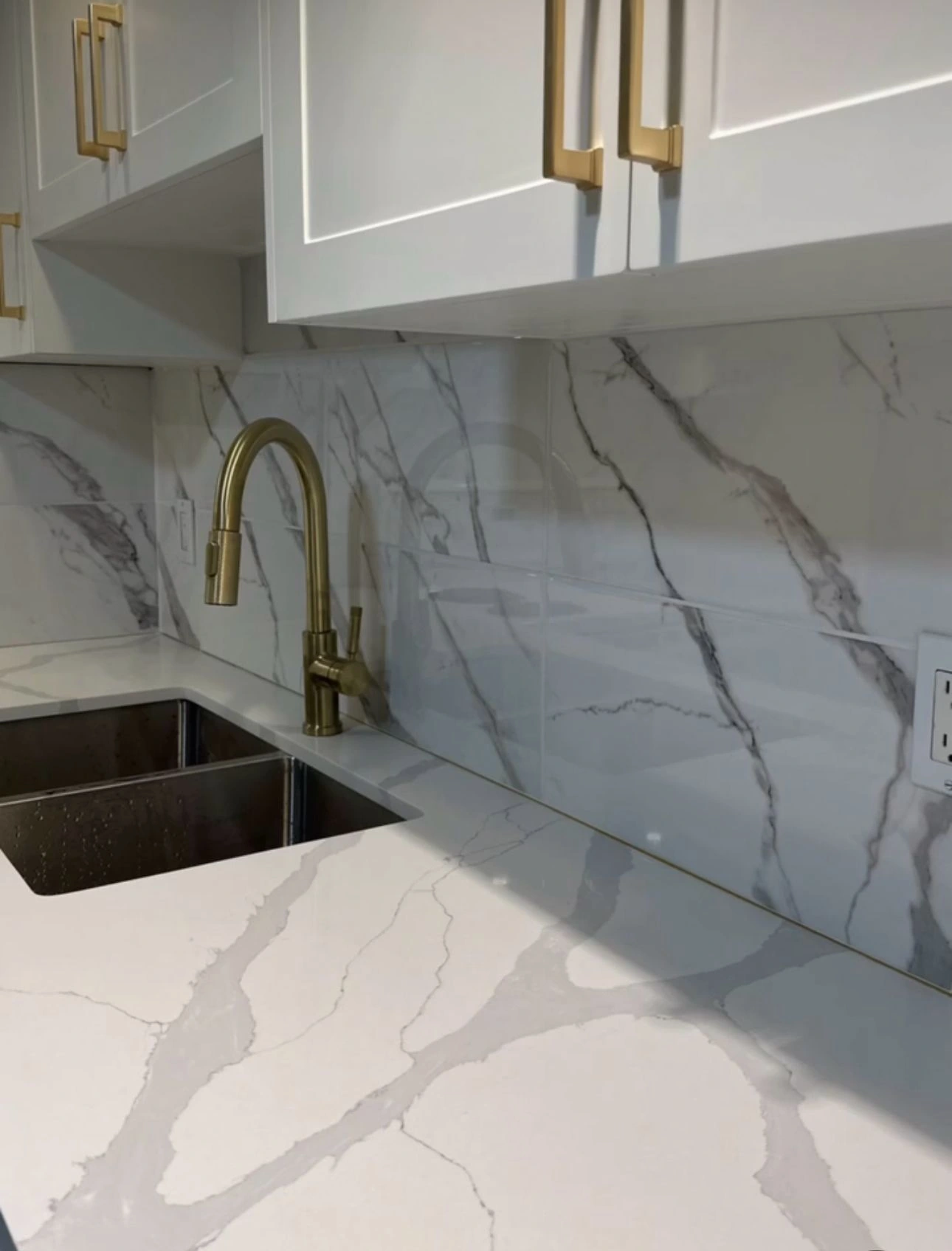 Kitchen sink and stone backsplash