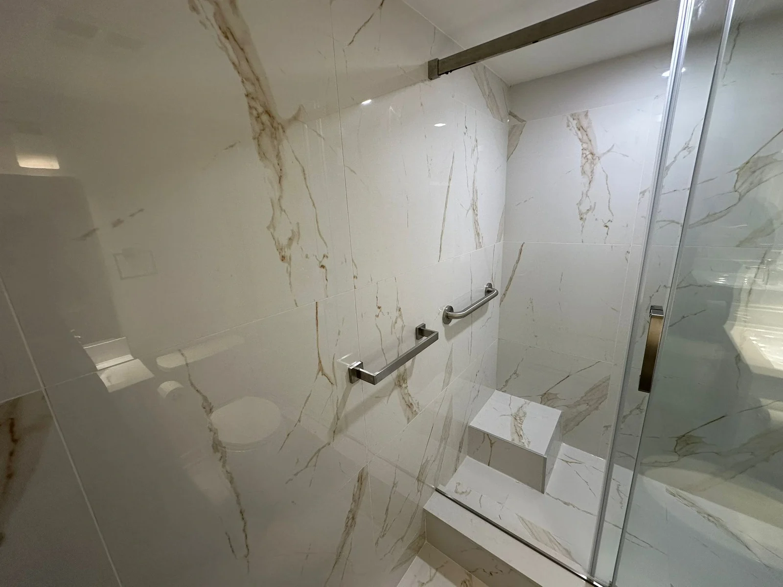 Marble-look shower wall and glass detail